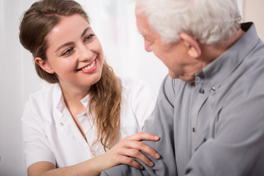 Pflegedienst Qualitas - Pflegekraft spricht mit Patient